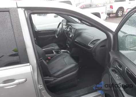 2014 Chrysler Town & Country S z USA, uszkodzony, nr VIN 2C4RC1HG2ER191990